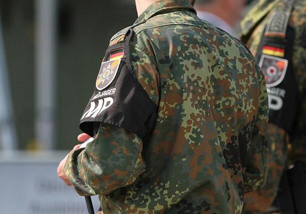 Bild vergr&ouml;&szlig;ern: Bundeswehrsoldaten fliegen mit zivilem Flugzeug nach Grönland