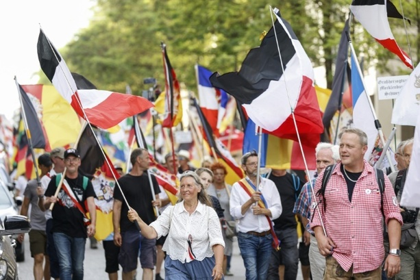 Bild vergr&ouml;&szlig;ern: Reichsbürgerverdacht in Bayern - Durchsuchungen