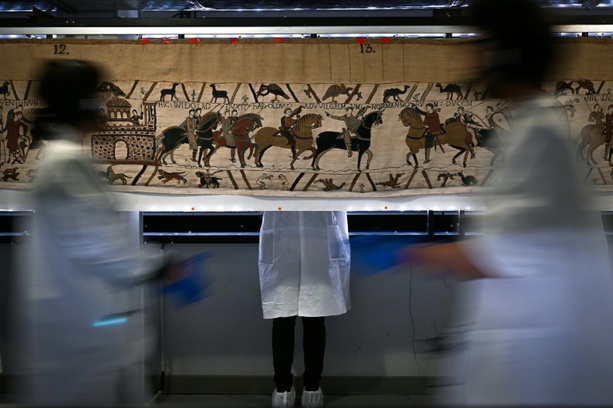 Bild vergr&ouml;&szlig;ern: Deutschland gibt Fragmente von berühmtem Wandteppich nach Bayeux zurück