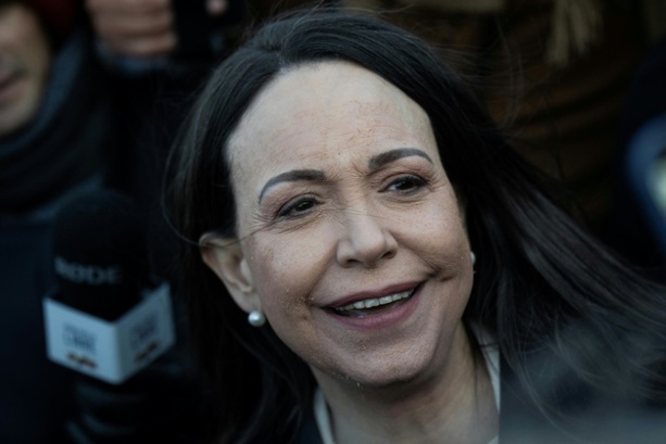 Bild vergr&ouml;&szlig;ern: Friedensnobelpreis: Machado übergibt Medaille an Trump