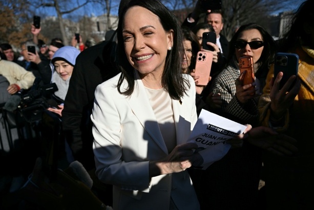 Bild vergr&ouml;&szlig;ern: Friedensnobelpreis: Machado übergibt Medaille an Trump