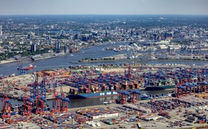 Ein Toter und zwei Schwerverletzte bei Kollision von Bus und Rangierlok in Hamburg