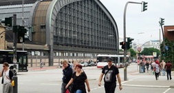 Hamburger Hauptbahnhof: Kind steckt mit Kopf in Geländer fest - Rettungseinsatz
