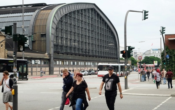 Bild vergr&ouml;&szlig;ern: Hamburger Hauptbahnhof: Kind steckt mit Kopf in Geländer fest - Rettungseinsatz