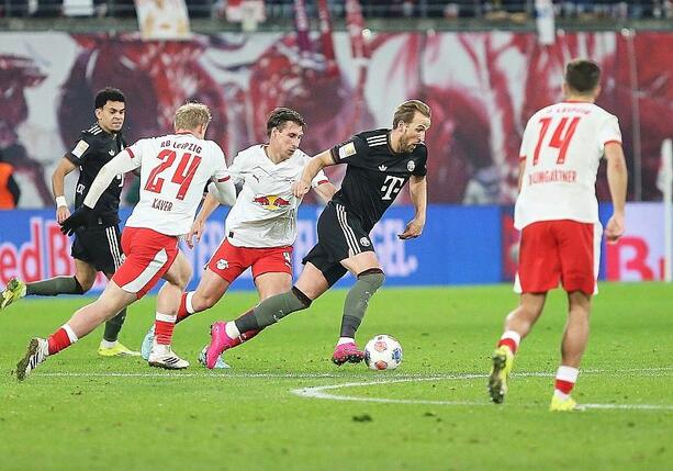 Bild vergr&ouml;&szlig;ern: 1. Bundesliga: Bayern demontieren Leipzig im eigenen Haus