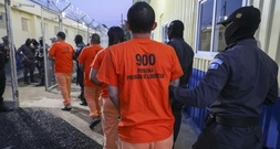 Bandenmitglieder nehmen in Gefängnissen in Guatemala mehr als 40 Wärter als Geiseln