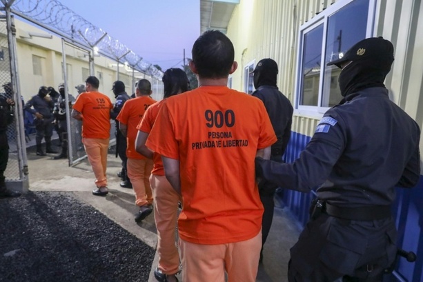 Bild vergr&ouml;&szlig;ern: Bandenmitglieder nehmen in Gefängnissen in Guatemala mehr als 40 Wärter als Geiseln