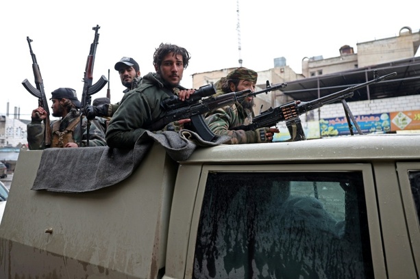 Bild vergr&ouml;&szlig;ern: Beobachter: Kurdische Kämpfer ziehen sich von größtem Ölfeld Syriens zurück