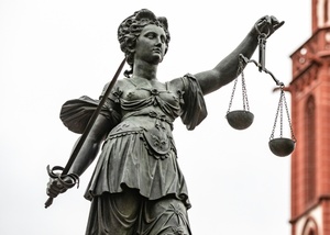 Potsdamer Anwalt wegen verbotener SA-Parole auf X zu Geldstrafe verurteilt