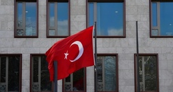 Farbattacke auf türkische Botschaft in Berlin