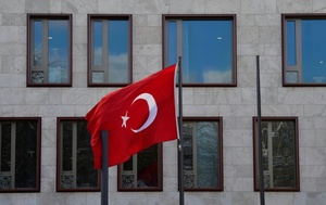 Farbattacke auf türkische Botschaft in Berlin