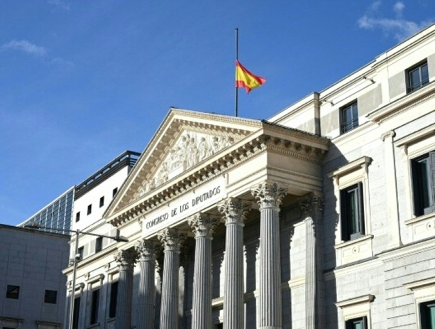 Bild vergr&ouml;&szlig;ern: Staatstrauer nach Zugunglück in Spanien - Opferzahl steigt weiter