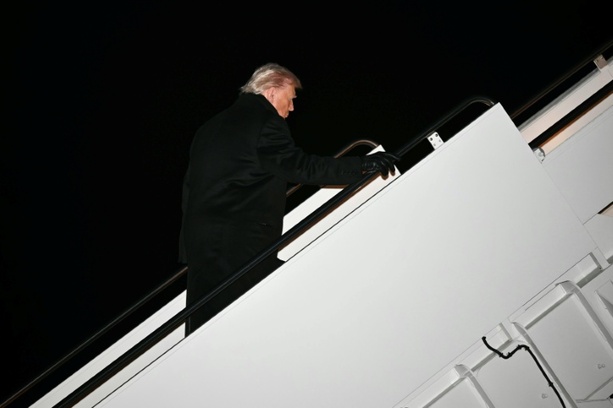 Bild vergr&ouml;&szlig;ern: Trump nach technischem Zwischenfall mit neuem Flugzeug auf dem Weg nach Davos