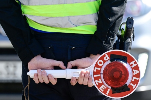 Bild vergr&ouml;&szlig;ern: Mann transportiert neun Schulkinder ungesichert in überfülltem Auto