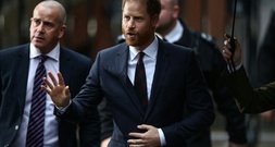 Prinz Harry zu Aussage gegen Boulevardzeitungsverlag vor Gericht in London
