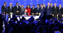 Trump unterzeichnet in Davos Gründungsdokument von