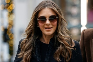 Schauspielerin Elizabeth Hurley bricht in Prozess gegen Boulevardmedien in Tränen aus