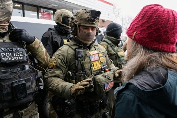 Bild vergr&ouml;&szlig;ern: Tödlicher ICE-Einsatz in Minnesota: Drei Festnahmen nach Protestaktion in Kirche