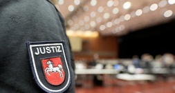 Lüneburg: Angeklagte unmittelbar vor Prozess erneut beim Klauen erwischt
 beim Klauen erwischt