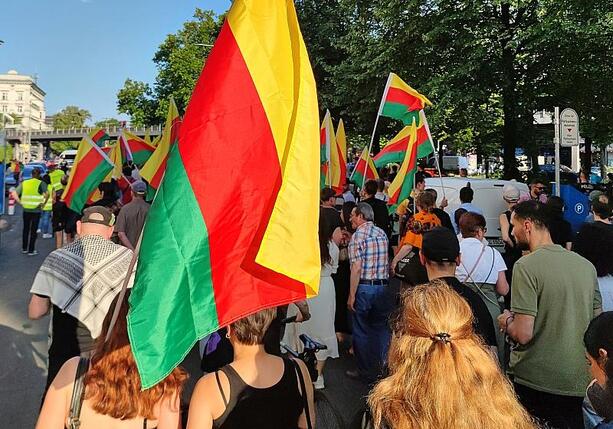 Bild vergr&ouml;&szlig;ern: Kurdischstämmige Abgeordnete fordern von Merz Druck auf Syrien