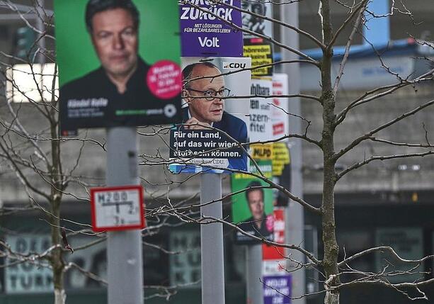 Bild vergr&ouml;&szlig;ern: Wahlplakate trotzen laut Umfrage Sozialen Medien