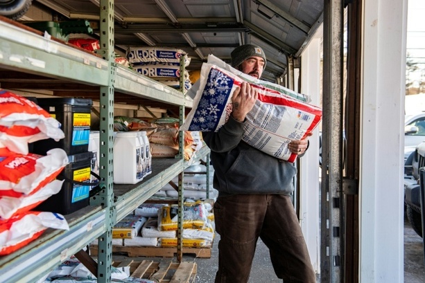 Bild vergr&ouml;&szlig;ern: Historischer Wintersturm zieht mit Schnee und Eisregen über die USA hinweg