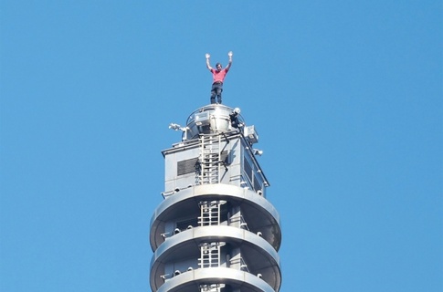 US-Extremkletterer bezwingt ohne Absicherung 508 Meter hohen Wolkenkratzer in Taiwan