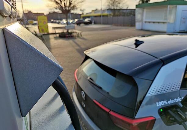 Bild vergr&ouml;&szlig;ern: Analyse: Versicherung für E-Autos oft teurer als für Verbrenner