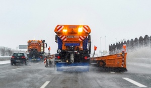 Zahlreiche Unfälle und Verkehrsbehinderungen durch Eisregen und Schnee