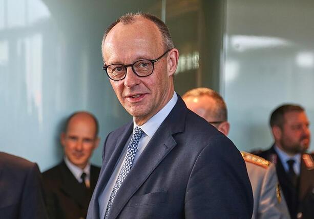 Bild vergr&ouml;&szlig;ern: Bundesregierung hält Merz-Besuch von Fußball-WM in den USA offen