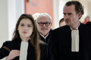 Ecstasy im Champagner der Kollegin: Französischer Ex-Senator vor Gericht