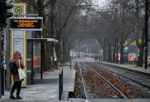Bild vergr&ouml;&szlig;ern: Vereiste Oberleitungen: Straßenbahnverkehr in Berlin weiter stark eingeschränkt
