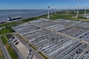 Brand auf Autotransporter vor Borkum - Großeinsatz mit Schiffen und Hubschraubern