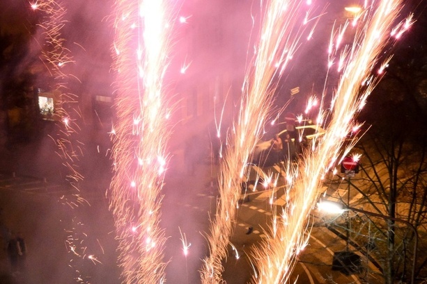 Bild vergr&ouml;&szlig;ern: Geburtstagsgrüße: 17-Jähriger zündet Feuerwerk vor Haftanstalt in Baden-Württemberg