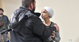 Demokratische Abgeordnete Omar bei Rede mit unbekannter Flüssigkeit bespritzt