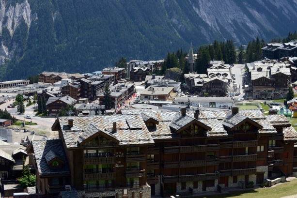 Bild vergr&ouml;&szlig;ern: Brand in Luxus-Skiort Courchevel: 260 Menschen aus Hotels evakuiert
