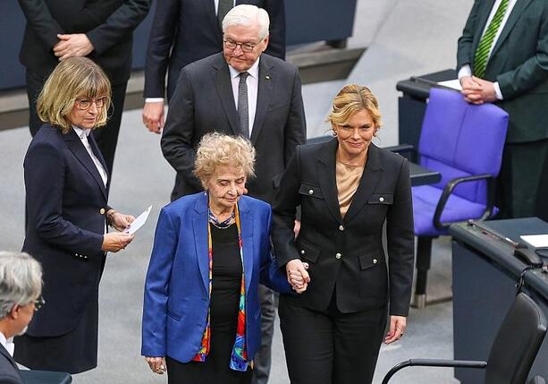 Bild vergr&ouml;&szlig;ern: Bundestag gedenkt NS-Opfern