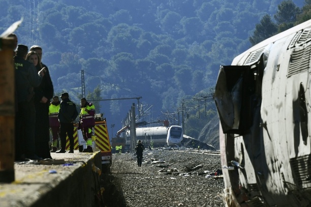 Bild vergr&ouml;&szlig;ern: Nach tödlichem Zugunglück: Strecke Madrid-Sevilla soll in zehn Tagen wieder öffnen