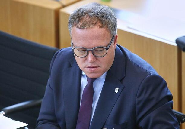 Bild vergr&ouml;&szlig;ern: Thüringens Ministerpräsident kündigt Klage gegen Doktorentzug an