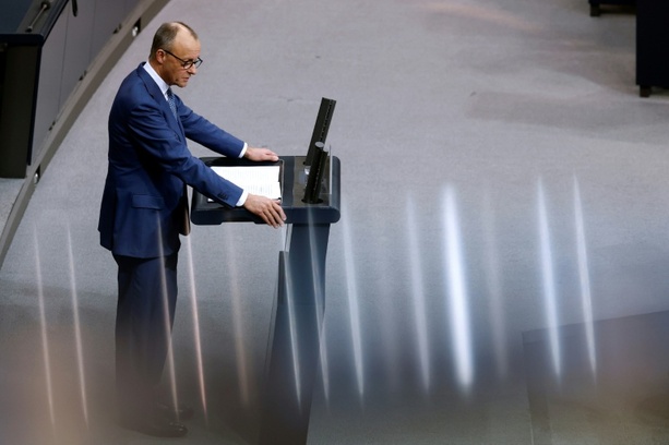 Bild vergr&ouml;&szlig;ern: Merz gibt im Bundestag Regierungserklärung zur Außenpolitik ab