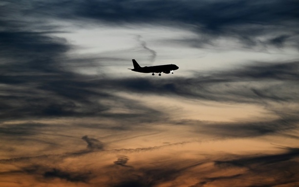 Bild vergr&ouml;&szlig;ern: Mehr Fluggäste an deutschen Flughäfen - Anstieg 2025 vor allem bei Auslandsflügen