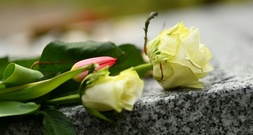 An den Füßen abgeflext: Fast drei Meter große Bronzefigur von Friedhof gestohlen