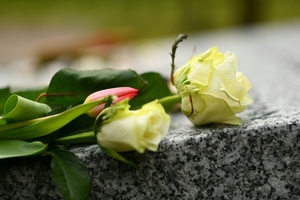 An den Füßen abgeflext: Fast drei Meter große Bronzefigur von Friedhof gestohlen