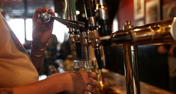 Britische Marine verschärft Vorgaben für Alkoholkonsum auf Schiffen