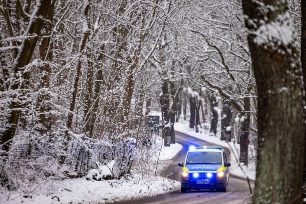 Bild vergr&ouml;&szlig;ern: Weiterer Toter durch Schneebruch in Bayern - Von Ast getroffener Radfahrer stirbt