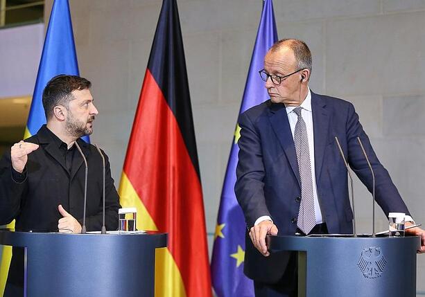 Bild vergr&ouml;&szlig;ern: Telefonat: Selenskyj dankt Merz für Winterhilfe