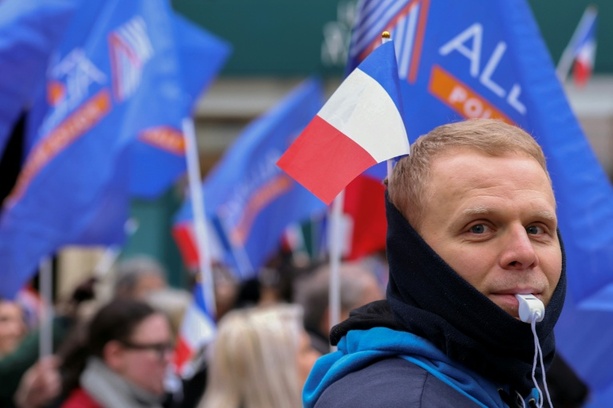 Bild vergr&ouml;&szlig;ern: Landesweite Demonstrationen in Frankreich zur Unterstützung der Polizei