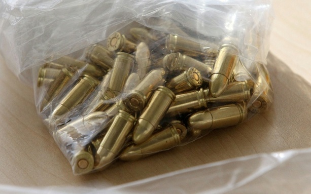 Bild vergr&ouml;&szlig;ern: Razzia gegen mutmaßliche Waffenhändler: Rund 20 Objekte im Norden durchsucht