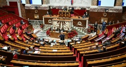 Frankreichs Regierung übersteht Misstrauensvoten - Haushalt verabschiedet