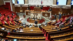 Frankreichs Regierung übersteht Misstrauensvoten - Haushalt verabschiedet